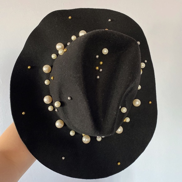 Pearls 🎩 Hat OOTD - Picture 3 of 5